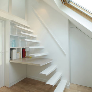 Réalisation d'un petit escalier sans contremarche droit design avec des marches en métal.
