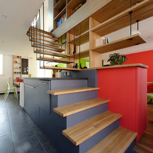 Idées déco pour un escalier sans contremarche flottant contemporain de taille moyenne avec des marches en bois et des rangements.