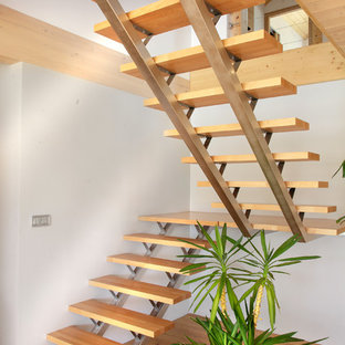 Cette photo montre un grand escalier sans contremarche nature en U avec des marches en bois.