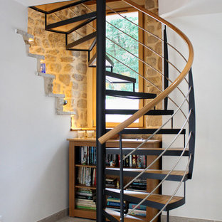 Cette photo montre un escalier sans contremarche hélicoïdal nature avec des marches en bois et un garde-corps en matériaux mixtes.