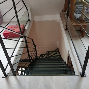 Gewendelte, Mittelgroße Moderne Glastreppe mit Stahlgeländer in Paris
