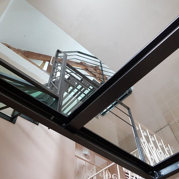 Création d'un accès à des combles aménagées par des escaliers en métal et verre