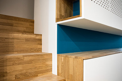 Idée de décoration pour un escalier droit design avec des marches en bois et des contremarches en bois.