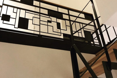 Inspiration pour un escalier sans contremarche courbe design avec des marches en bois et un garde-corps en métal.
