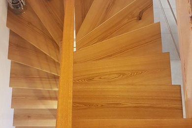 Aménagement d'un escalier courbe classique de taille moyenne avec des marches en bois peint et un garde-corps en bois.