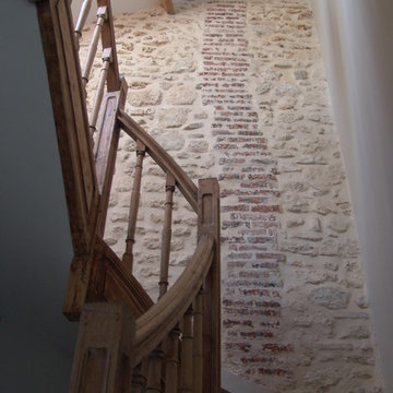 Dans l'escalier, briques et pierres