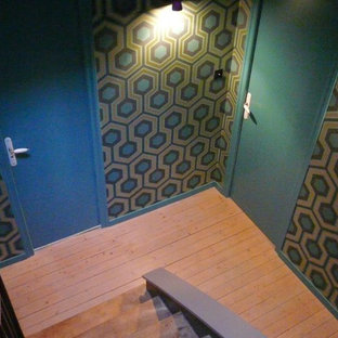 Immagine di una scala a "L" minimal di medie dimensioni con pedata in legno, alzata in legno e parapetto in legno