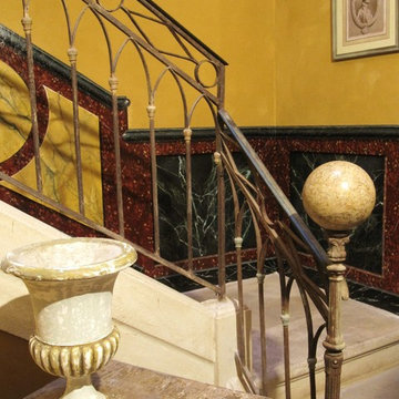 Décor faux marbre pour le soubassement d'une cage d'escalier - Nîmes