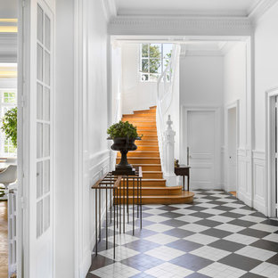 Exemple d'un escalier chic en U avec des marches en bois, des contremarches en bois et un garde-corps en bois.