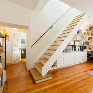 Idée de décoration pour un escalier droit champêtre de taille moyenne avec des marches en bois, des contremarches en bois peint et des rangements.