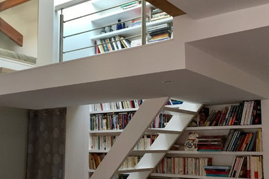 Exemple d'un escalier sans contremarche droit tendance de taille moyenne avec des marches en bois peint et un garde-corps en métal.