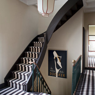 Idée de décoration pour un escalier courbe bohème de taille moyenne avec des marches en moquette.