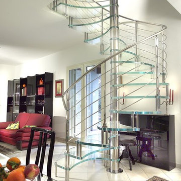 Escalier à colimaçon avec marches en verre extra clair et garde-corps en inox
