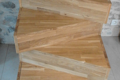 Modelo de escalera recta actual de tamaño medio con escalones de madera y contrahuellas de madera