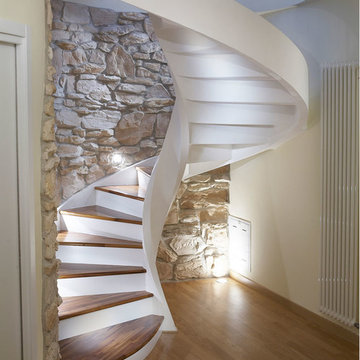 Escalier à vrille en béton avec marches en bois