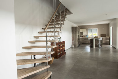 Foto de escalera en L contemporánea con escalones de madera