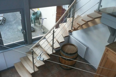 Foto de escalera en L actual de tamaño medio con escalones de madera