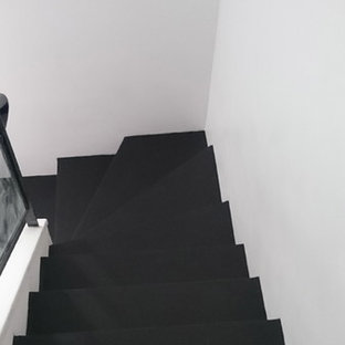 レンヌの中くらいのコンクリートのインダストリアルスタイルのおしゃれなかね折れ階段 (コンクリートの蹴込み板) の写真