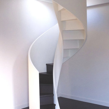 Escalier bi-color tout bois, laqué noir et blanc