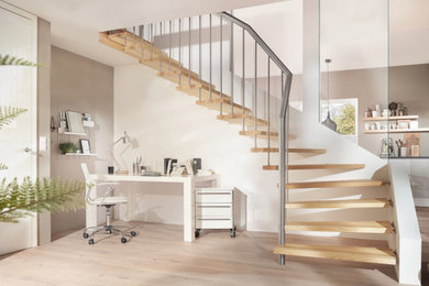Cette photo montre un escalier tendance avec des marches en bois et un garde-corps en métal.
