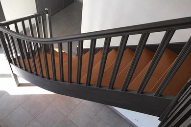 Aménagement d'un escalier contemporain en L de taille moyenne avec des marches en bois.