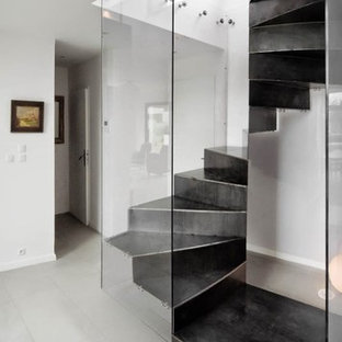 Cette image montre un escalier hélicoïdal design de taille moyenne avec des marches en métal et des contremarches en métal.