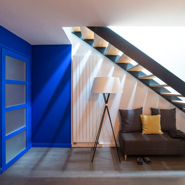 Escalier contemporain dans une vieille étable transformée en triplex