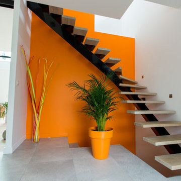 Escalier contemporain sur fond orange