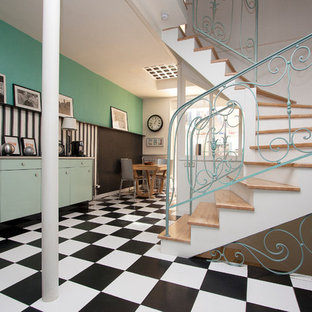 Idées déco pour un escalier rétro en U de taille moyenne avec des marches en bois et des contremarches en béton.