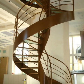 escalier design en verre hélicoïdal