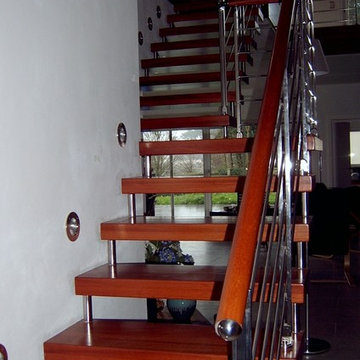 Escalier droit avec marches en bois et colonnettes en inox, garde-corps en inox