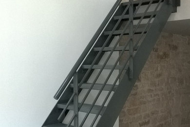 Ejemplo de escalera recta urbana pequeña sin contrahuella con escalones de metal