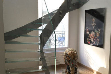 Cette photo montre un escalier sans contremarche tendance avec des marches en verre.