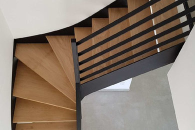 Diseño de escalera en L contemporánea con escalones de madera