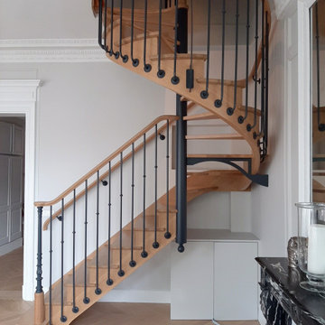 Escalier en bois, balustres déportées, galette et poteau fonte au départ