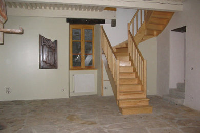 Cette photo montre un escalier en U avec des marches en bois, des contremarches en bois et un garde-corps en bois.