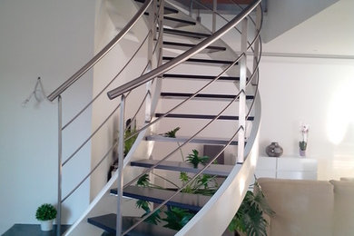 Стильный дизайн: п-образная лестница среднего размера в современном стиле с крашенными деревянными ступенями без подступенок - последний тренд