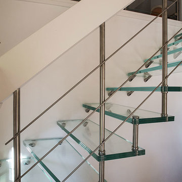 Escalier en verre avec main courante laquée blanc