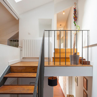 Inspiration pour un escalier sans contremarche design en U de taille moyenne avec des marches en bois.