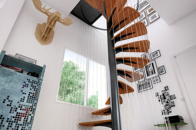 Aménagement d'un grand escalier hélicoïdal contemporain avec des marches en bois.