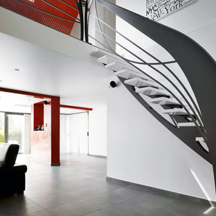 Idée de décoration pour un escalier sans contremarche courbe design.