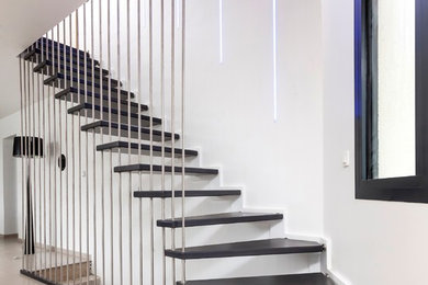 Idées déco pour un escalier flottant contemporain avec des marches en bois peint et un garde-corps en matériaux mixtes.
