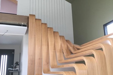 Cette image montre un escalier minimaliste.