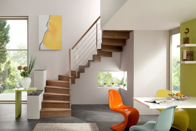 Идея дизайна: изогнутая деревянная лестница среднего размера в современном стиле с деревянными ступенями