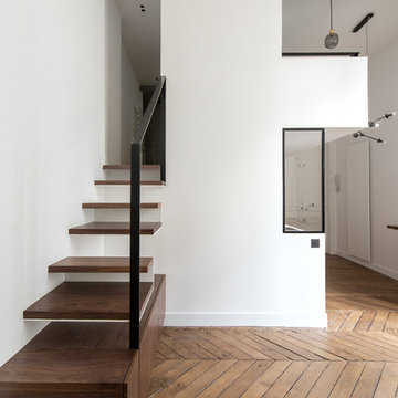 Escalier menant à l'étage privatif: chambre, dressing et salle d'eau