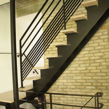 escalier metal avec multiples acces sur palier