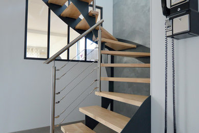 Réalisation d'un escalier design avec des marches en bois.