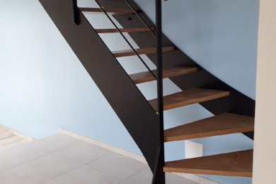Пример оригинального дизайна: п-образная лестница в стиле модернизм с деревянными ступенями и металлическими перилами
