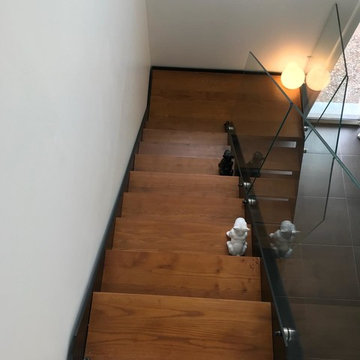 Escalier moderne en acier laqué, verre trempé , marches cognac