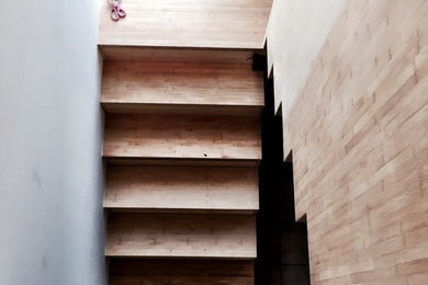 Exemple d'un escalier tendance en U de taille moyenne avec des marches en bois, des contremarches en bois et un garde-corps en bois.